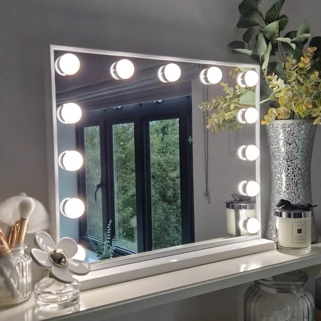 Hollywood-Style LED Vanity Mirror with Dimmable Lights 50x42cm